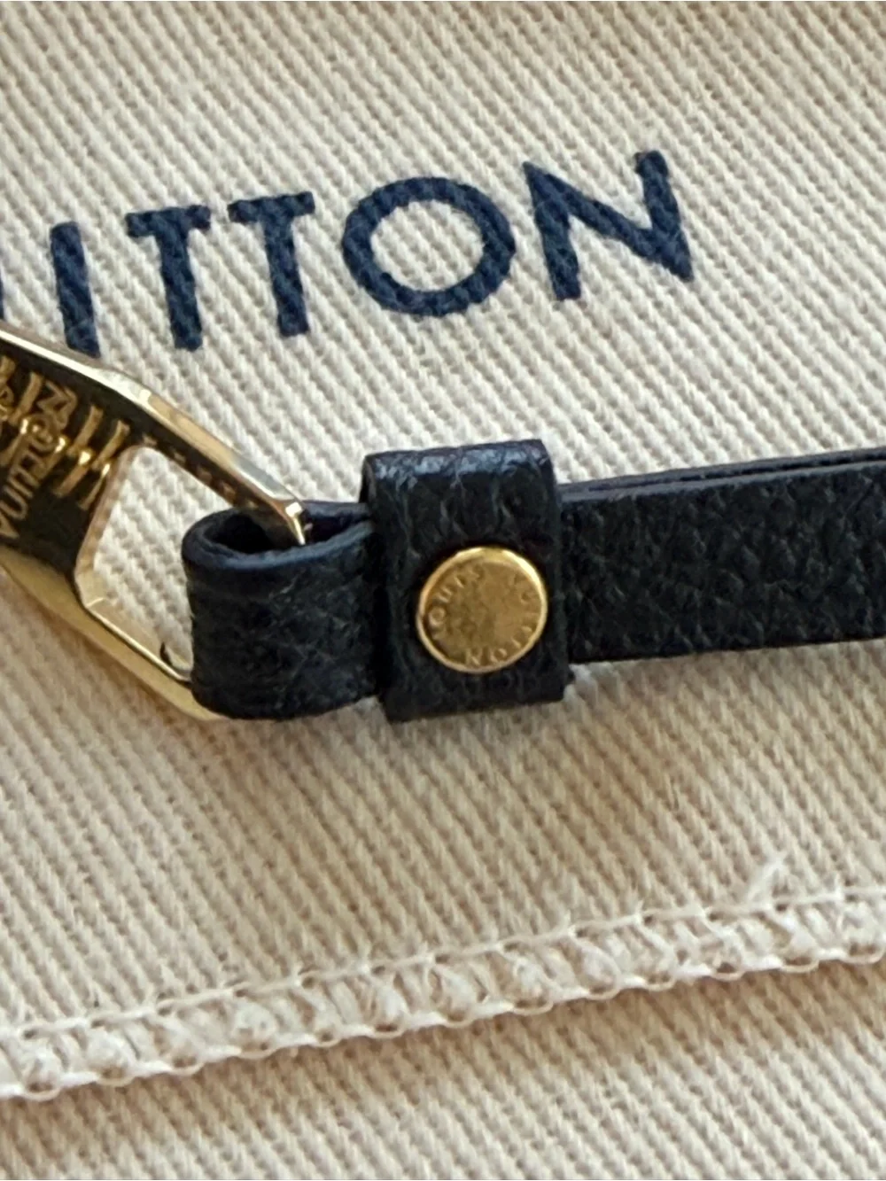 Auth Louis Vuitton key pouch in monogram empreinte leather
